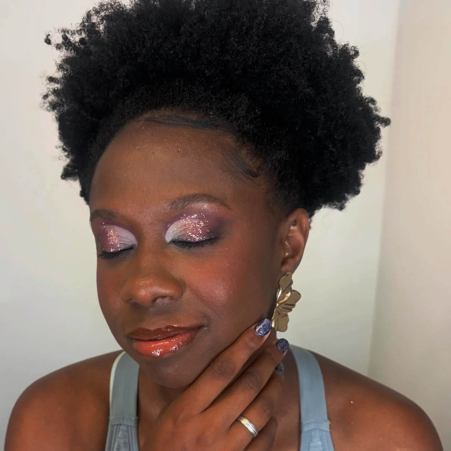 Maquiagem com glitter dourado em pele negra