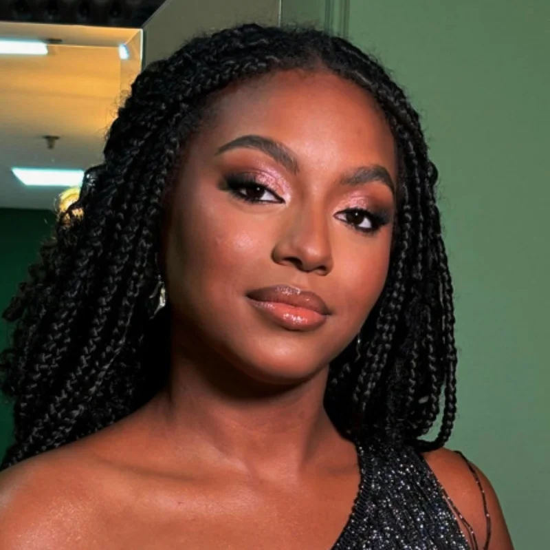 Box braids com maquiagem harmonizada ao penteado